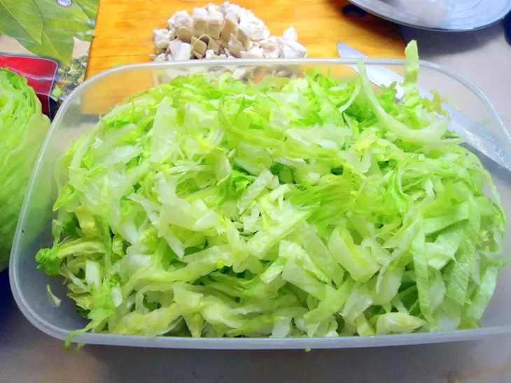 Салат с ананасом и курицей.: шаг 1
