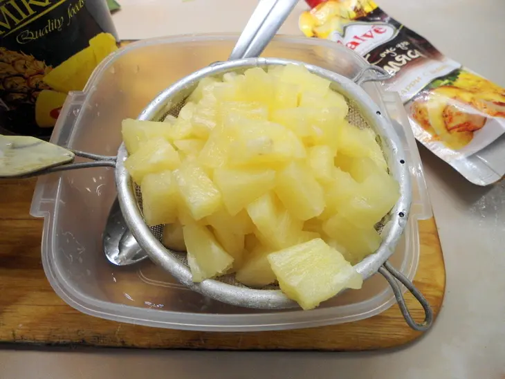 Салат с ананасом и курицей.: шаг 3