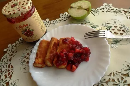 Жареный камамбер с яблочно-брусничным соусом: шаг 6