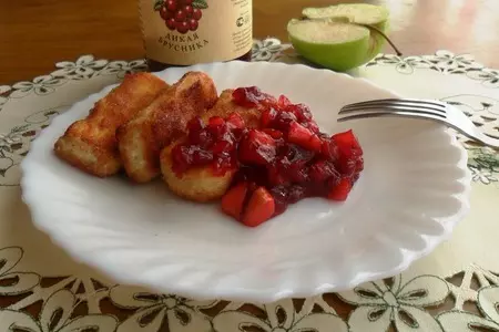 Жареный камамбер с яблочно-брусничным соусом: шаг 7