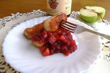 Жареный камамбер с яблочно-брусничным соусом: шаг 8