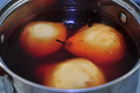 Шоколадный тарт-финансье  с чайными грушами в карамели.: шаг 3