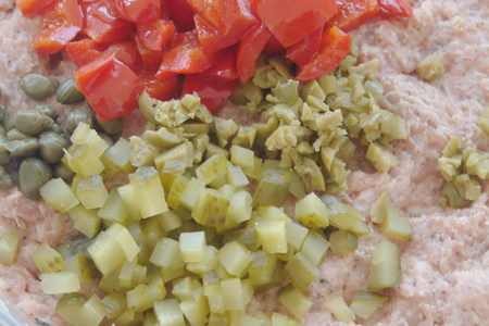 Домашние колбаски с оливками, корнишонами, каперсами и болгарским перцем: шаг 3