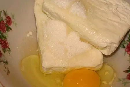 Творожные пончики с клубникой и карамельным соусом: шаг 1