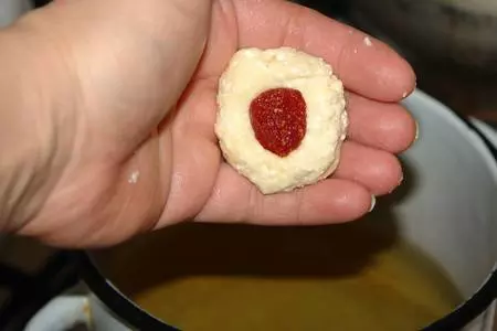 Творожные пончики с клубникой и карамельным соусом: шаг 2