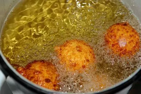 Творожные пончики с клубникой и карамельным соусом: шаг 3