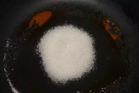 Творожные пончики с клубникой и карамельным соусом: шаг 6
