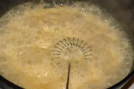 Творожные пончики с клубникой и карамельным соусом: шаг 7
