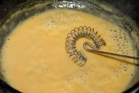 Творожные пончики с клубникой и карамельным соусом: шаг 8