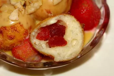 Творожные пончики с клубникой и карамельным соусом: шаг 9