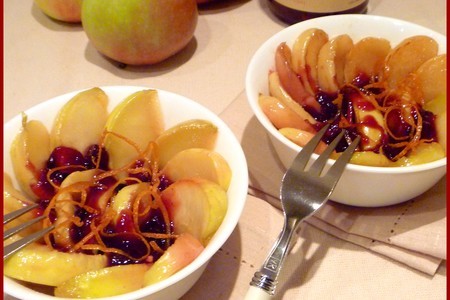 Яблоки карамелизированные с брусничным соусом: шаг 7