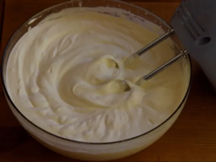 Сливочно-рисовый торт с мандаринами и клубничным соусом: шаг 10