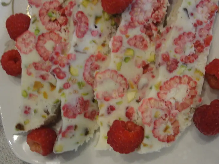 Мороженное с малиной и фисташками: шаг 1