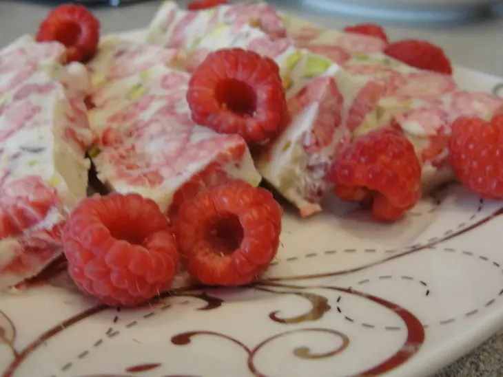 Мороженное с малиной и фисташками: шаг 2