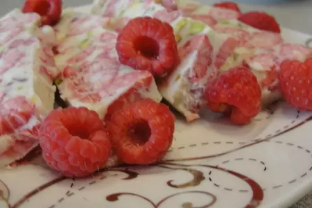 Мороженное с малиной и фисташками: шаг 2
