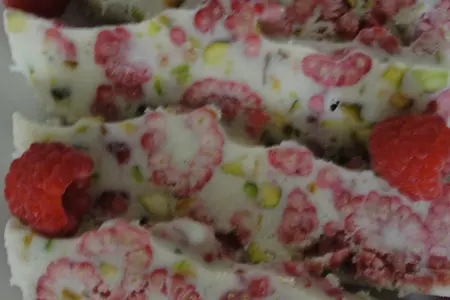 Мороженное с малиной и фисташками: шаг 3