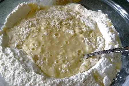 Пирог из сдобного теста с творожно-яблочно-ягодной начинкой и булочки: шаг 1