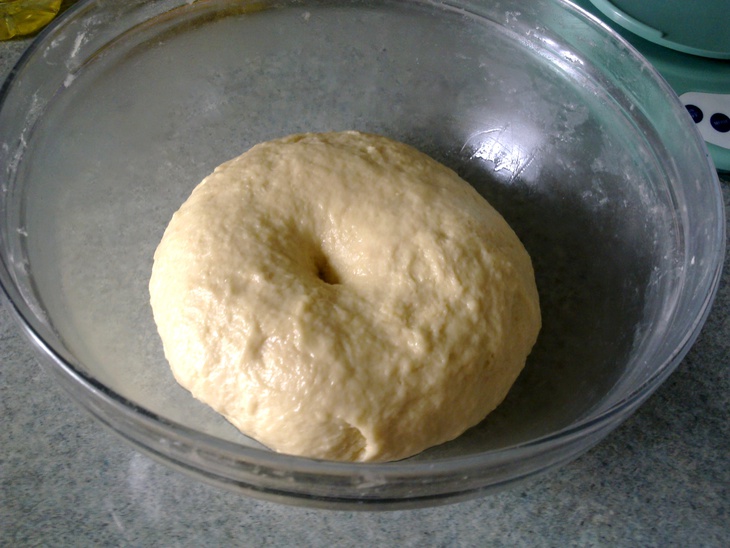 Пирог из сдобного теста с творожно-яблочно-ягодной начинкой и булочки: шаг 3