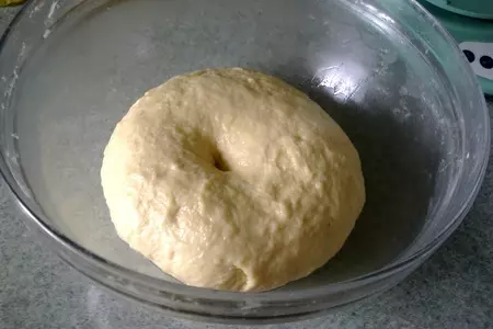 Пирог из сдобного теста с творожно-яблочно-ягодной начинкой и булочки: шаг 3