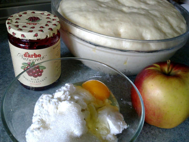 Пирог из сдобного теста с творожно-яблочно-ягодной начинкой и булочки: шаг 4