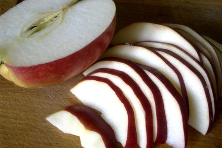 Пирог из сдобного теста с творожно-яблочно-ягодной начинкой и булочки: шаг 5