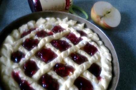 Пирог из сдобного теста с творожно-яблочно-ягодной начинкой и булочки: шаг 6