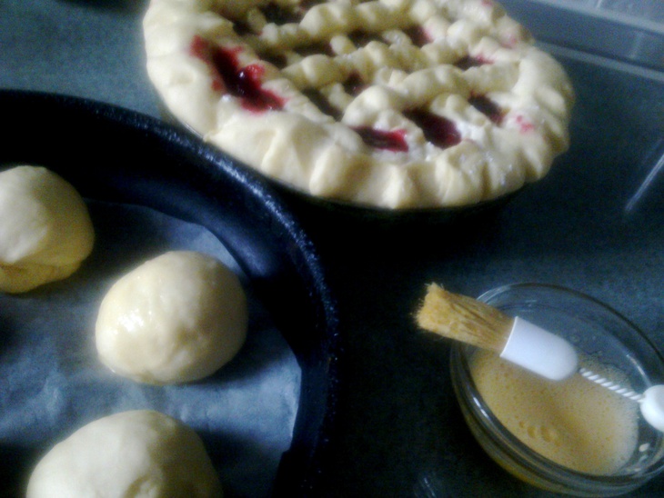Пирог из сдобного теста с творожно-яблочно-ягодной начинкой и булочки: шаг 7