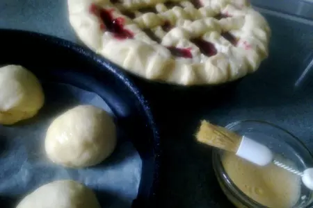 Пирог из сдобного теста с творожно-яблочно-ягодной начинкой и булочки: шаг 7