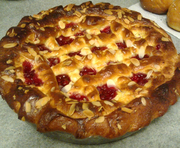 Пирог из сдобного теста с творожно-яблочно-ягодной начинкой и булочки: шаг 8
