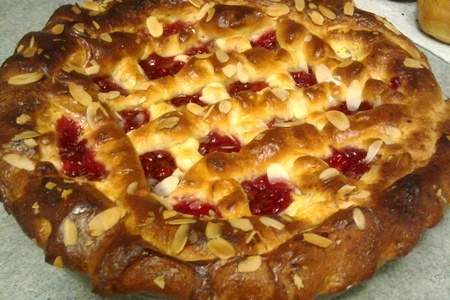 Пирог из сдобного теста с творожно-яблочно-ягодной начинкой и булочки: шаг 8