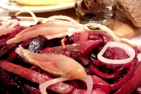 Салат из маринованной свеклы с сельдью и пикантной заправкой.: шаг 5