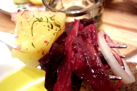 Салат из маринованной свеклы с сельдью и пикантной заправкой.: шаг 7