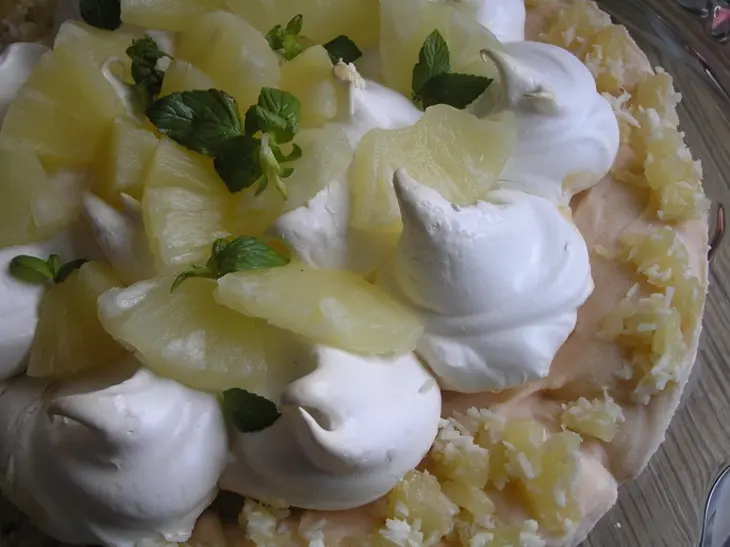 Торт-безе с ананасами и кокосовым заварным кремом: шаг 15