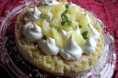 Торт-безе с ананасами и кокосовым заварным кремом: шаг 17