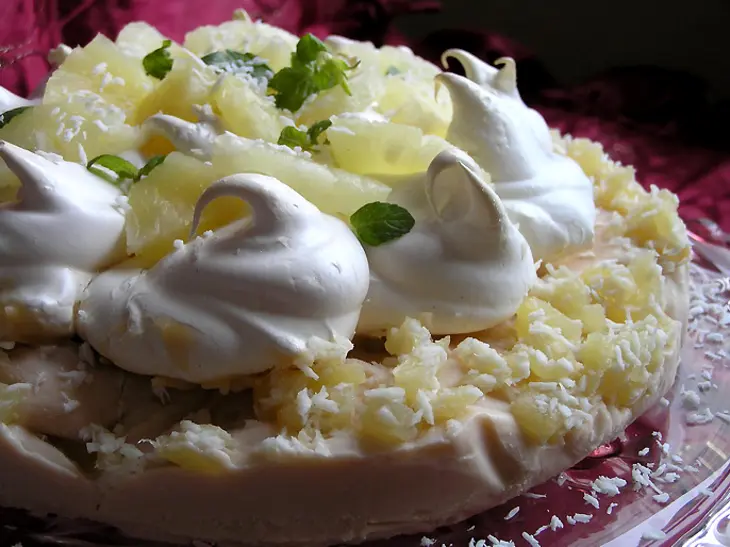 Торт-безе с ананасами и кокосовым заварным кремом: шаг 20