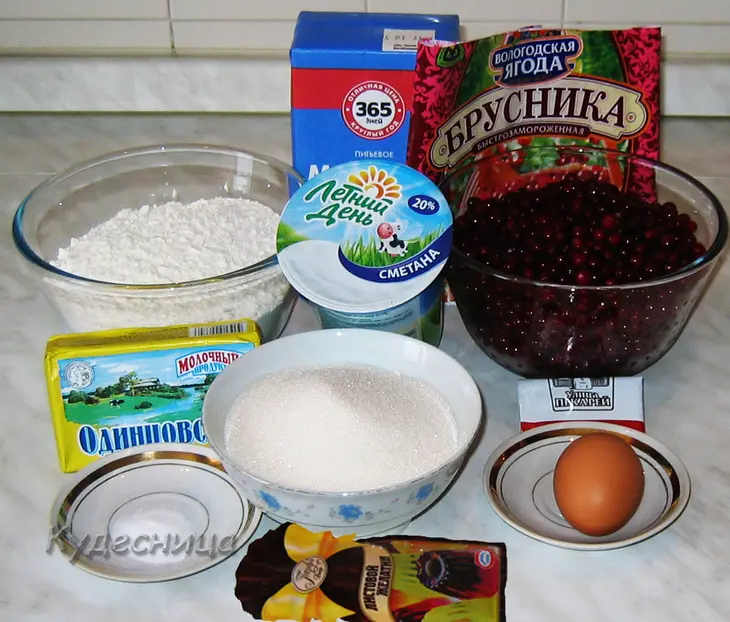 Шаньга с  брусникой: шаг 1