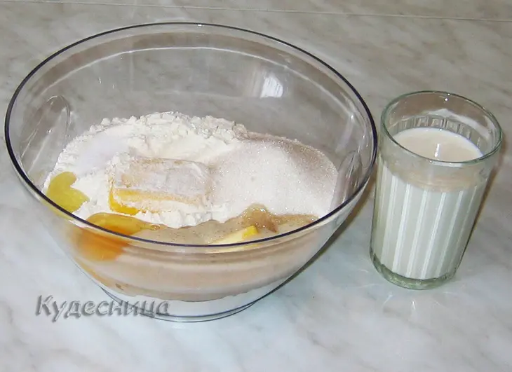 Шаньга с  брусникой: шаг 2