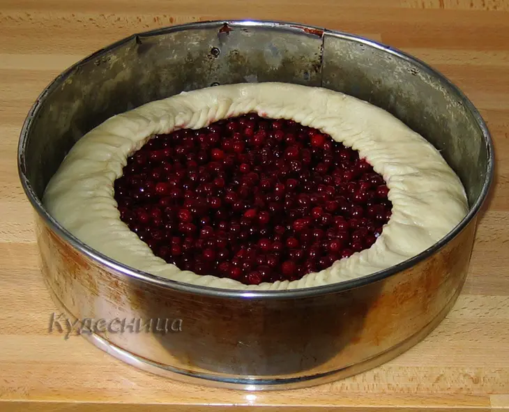 Шаньга с  брусникой: шаг 5