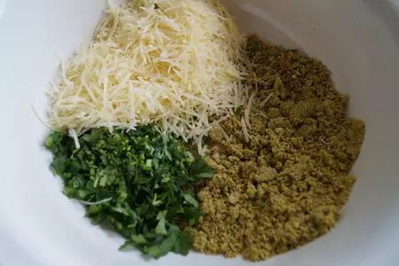 Рулет из свинины с сыром и фисташками: шаг 1