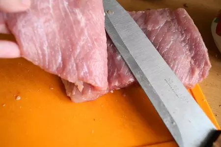 Рулет из свинины с сыром и фисташками: шаг 3