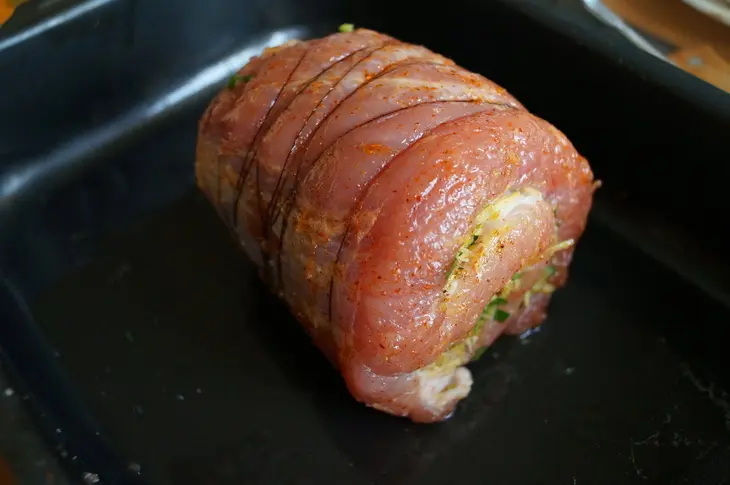 Рулет из свинины с сыром и фисташками: шаг 6