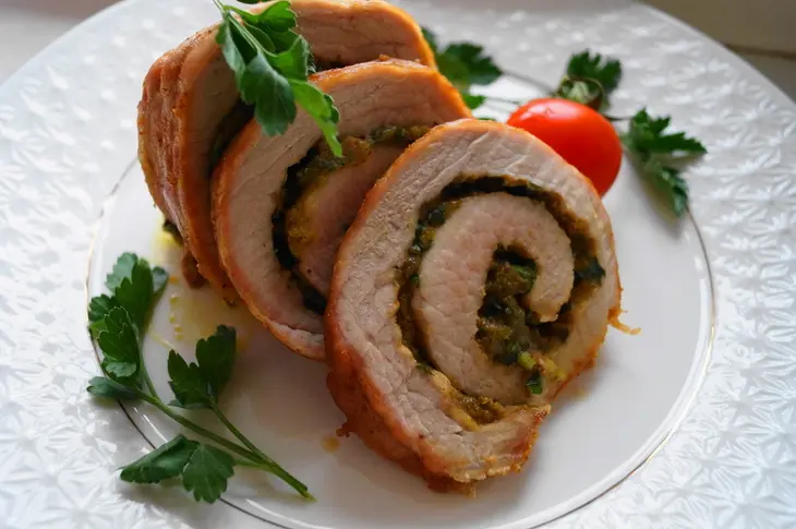 Рулет из свинины с сыром и фисташками: шаг 7
