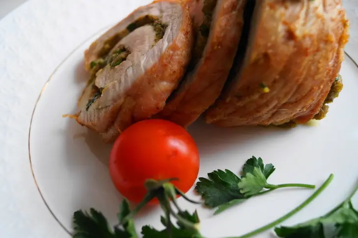 Рулет из свинины с сыром и фисташками: шаг 8