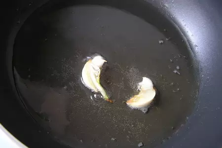 Жареный картофель с овощным рагу и чесноком: шаг 1