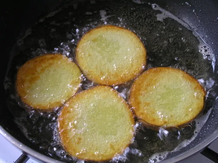 Жареный картофель с овощным рагу и чесноком: шаг 2