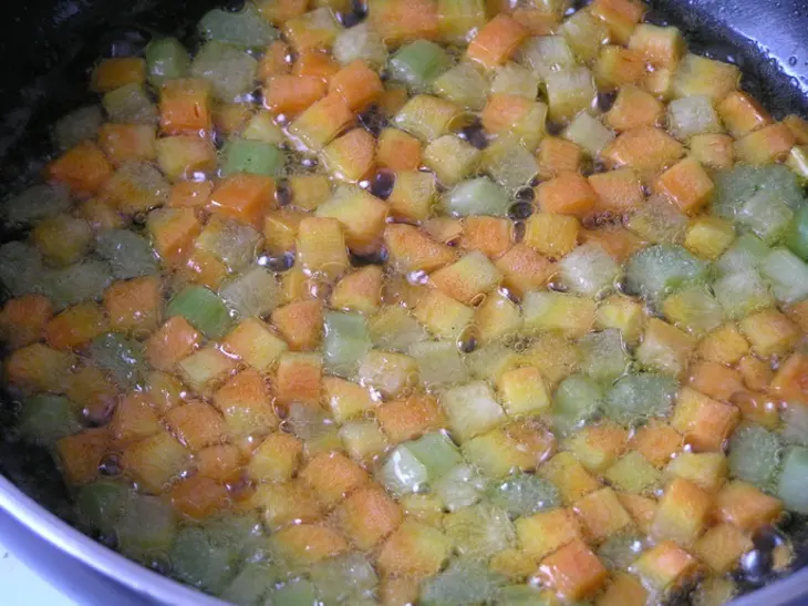 Жареный картофель с овощным рагу и чесноком: шаг 5
