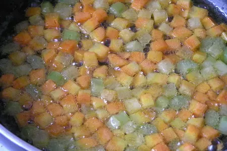 Жареный картофель с овощным рагу и чесноком: шаг 5
