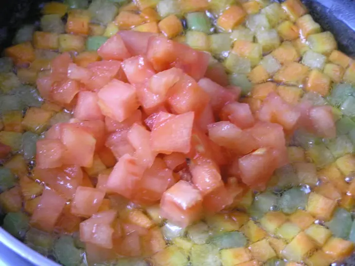Жареный картофель с овощным рагу и чесноком: шаг 6