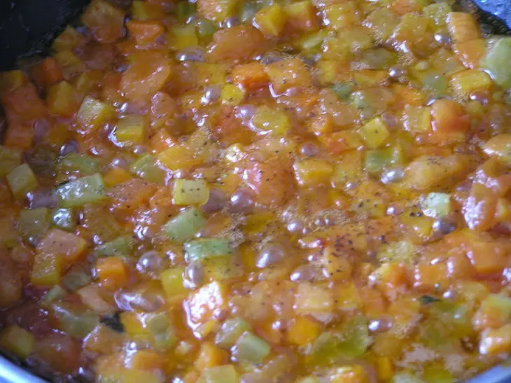 Жареный картофель с овощным рагу и чесноком: шаг 8