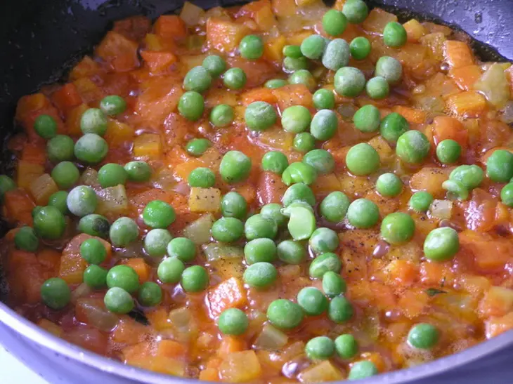 Жареный картофель с овощным рагу и чесноком: шаг 9